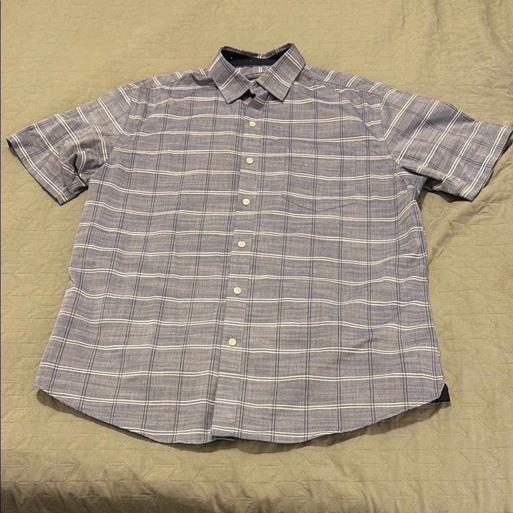 Van Heusen Men’s Short-Sleeve Plaid. Preppy. Button-Down - Blue & White. Large.